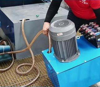 師傅正在安裝調(diào)試液壓站。多種型號(hào)可以來圖定制